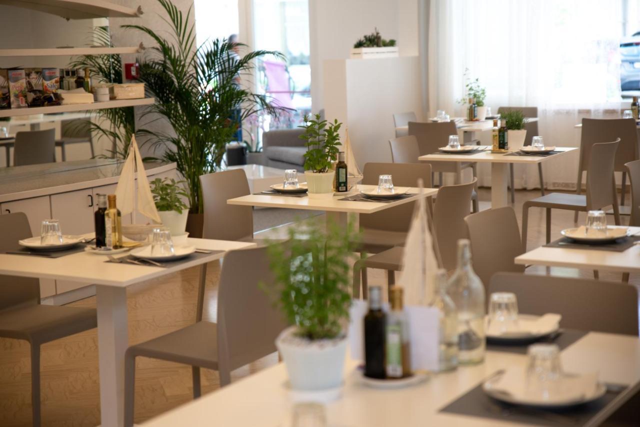 Hotel San Gottardo Riccione Bagian luar foto