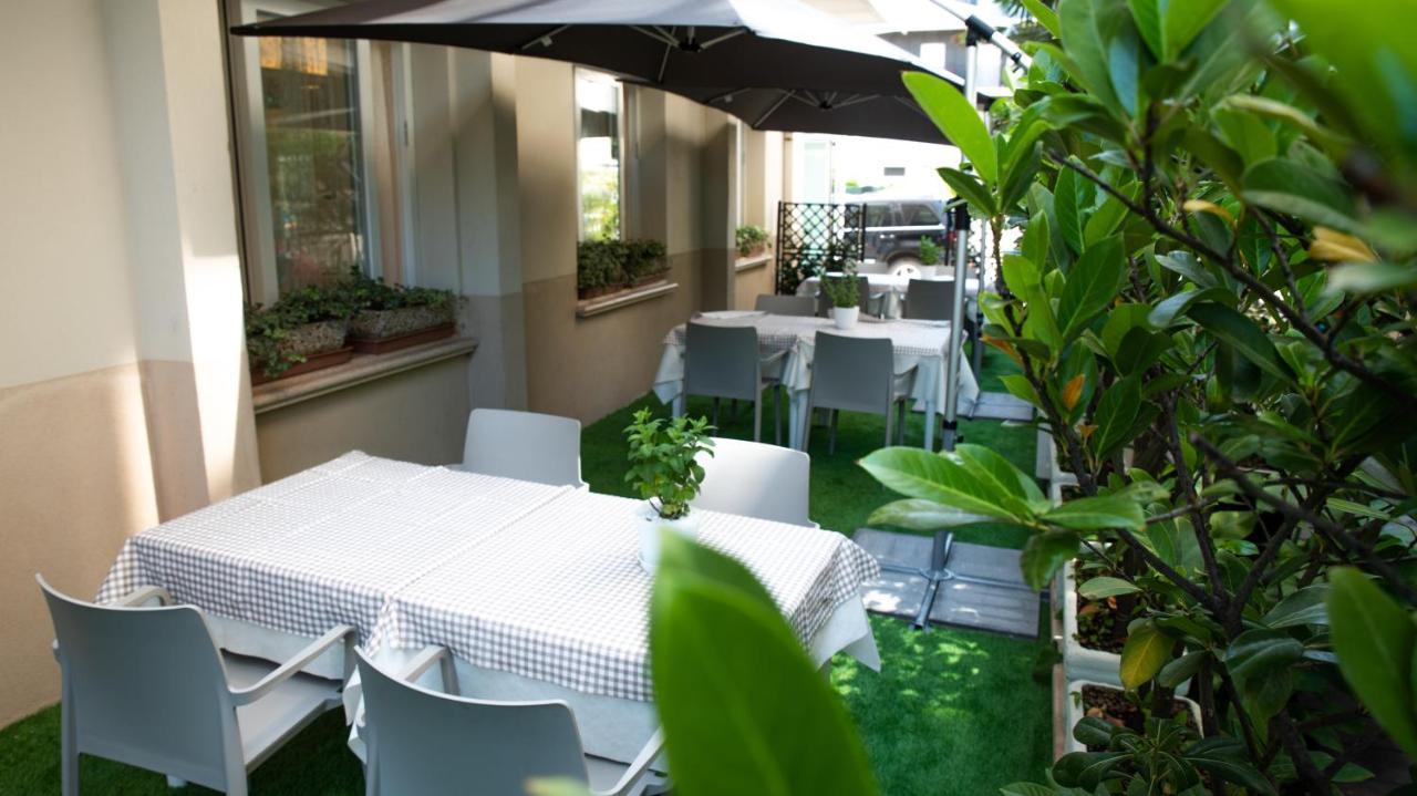 Hotel San Gottardo Riccione Bagian luar foto