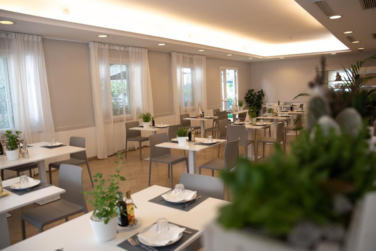 Hotel San Gottardo Riccione Bagian luar foto